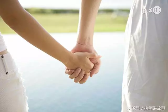 他對不孕妻子不離不棄,妻子患癌去世後,小姨子做法讓他熱淚盈眶