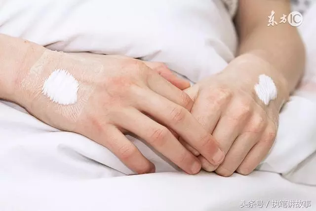 他對不孕妻子不離不棄,妻子患癌去世後,小姨子做法讓他熱淚盈眶