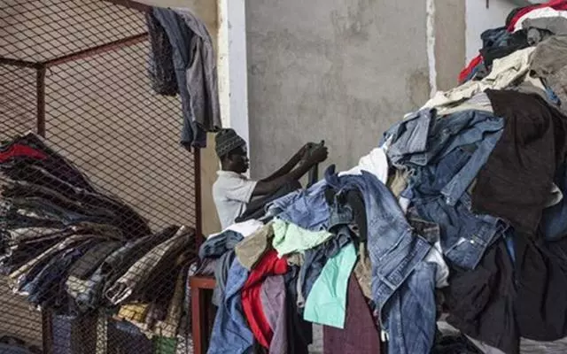 孫子生病我去照顧,走時兒媳給了一包舊衣服,到家打開後我淚目了