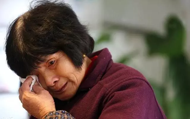 孫子生病我去照顧,走時兒媳給了一包舊衣服,到家打開後我淚目了