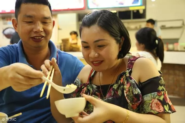 在廚房給婆婆盛飯,聽她和小姑子的對話,我默默往碗里加了半袋鹽