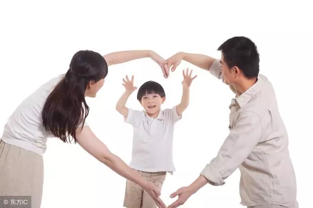 加班提前回家,本想給老婆驚喜,開門聽到一段對話,我悲痛欲絕