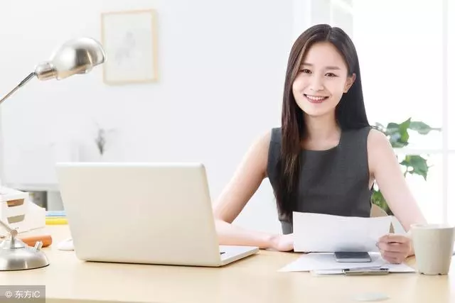 加班提前回家,本想給老婆驚喜,開門聽到一段對話,我悲痛欲絕