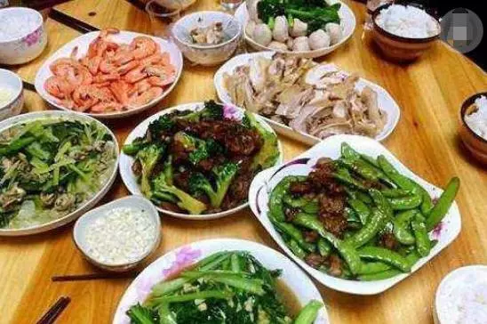 聽說孫兒生病,我連夜趕去城裡看他,兒媳給我做飯,我摔門而出!