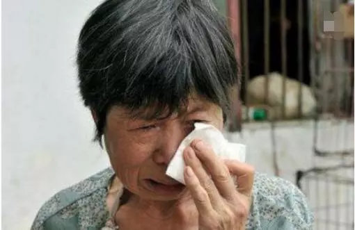聽說孫兒生病,我連夜趕去城裡看他,兒媳給我做飯,我摔門而出!