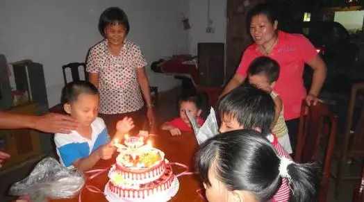 婆婆生日我帶兒子去吃飯,晚上她給我十萬,提的要求卻令人髮指!