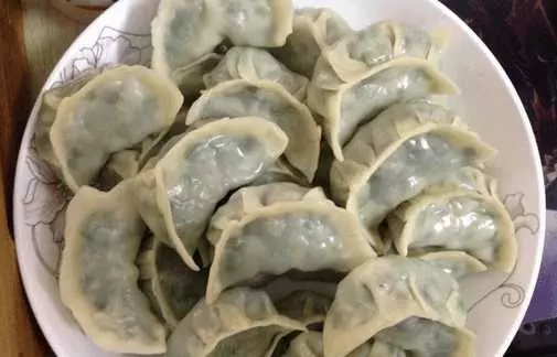 自從學了這個「餃子餡」秘方後,家人每次都誇我包的餃子好吃!一上桌就被搶光!