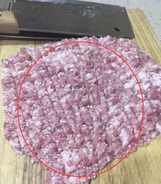 自從學了這個「餃子餡」秘方後,家人每次都誇我包的餃子好吃!一上桌就被搶光!
