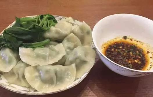 自從學了這個「餃子餡」秘方後,家人每次都誇我包的餃子好吃!一上桌就被搶光!