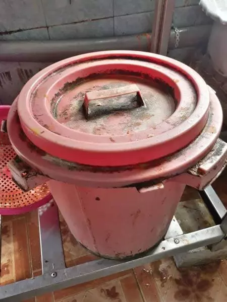 24小時扁擔飯餐館被曝光:這種環境你還吃的下去嗎?