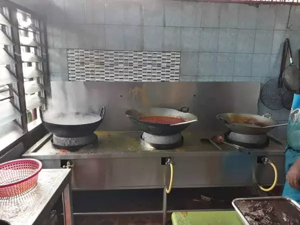 24小時扁擔飯餐館被曝光:這種環境你還吃的下去嗎?