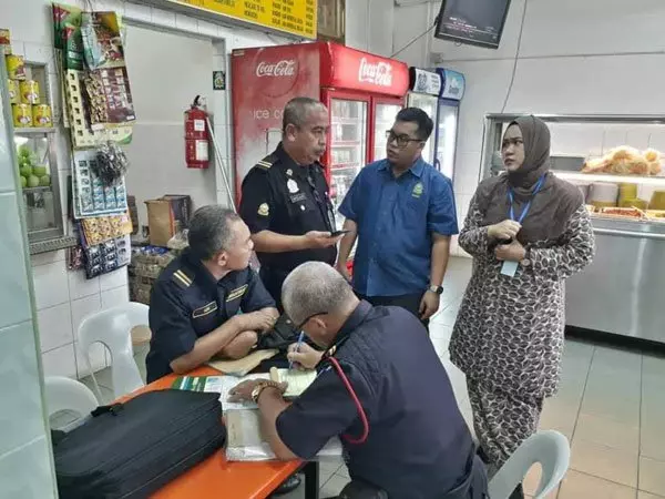 24小時扁擔飯餐館被曝光:這種環境你還吃的下去嗎?