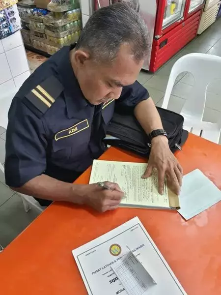 24小時扁擔飯餐館被曝光:這種環境你還吃的下去嗎?