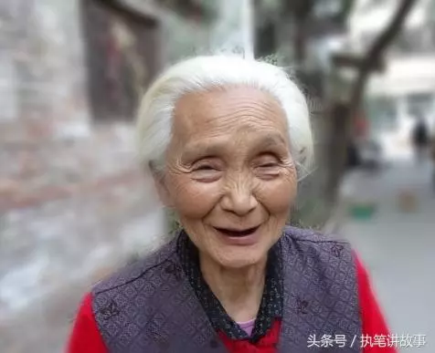 老人癱瘓後三個兒子都拒絕贍養,幸虧了當年那個瞧不起的窮女婿