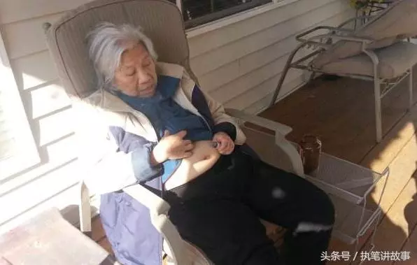 老人癱瘓後三個兒子都拒絕贍養,幸虧了當年那個瞧不起的窮女婿