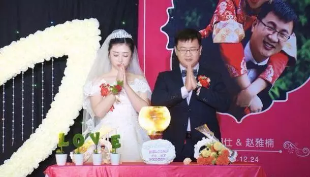 姐姐出嫁,繼母給8萬嫁妝,我娶妻她給一張卡,餘額讓我淚如泉湧