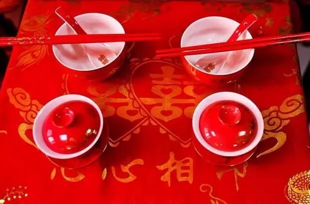 姐姐出嫁,繼母給8萬嫁妝,我娶妻她給一張卡,餘額讓我淚如泉湧