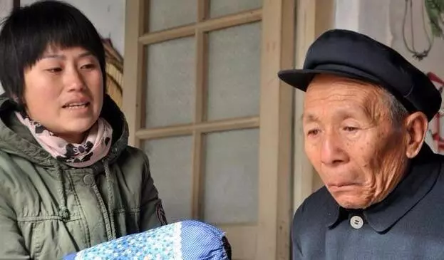 父親再婚後,對我不聞不問,我出嫁前他送一張卡,我淚如泉湧