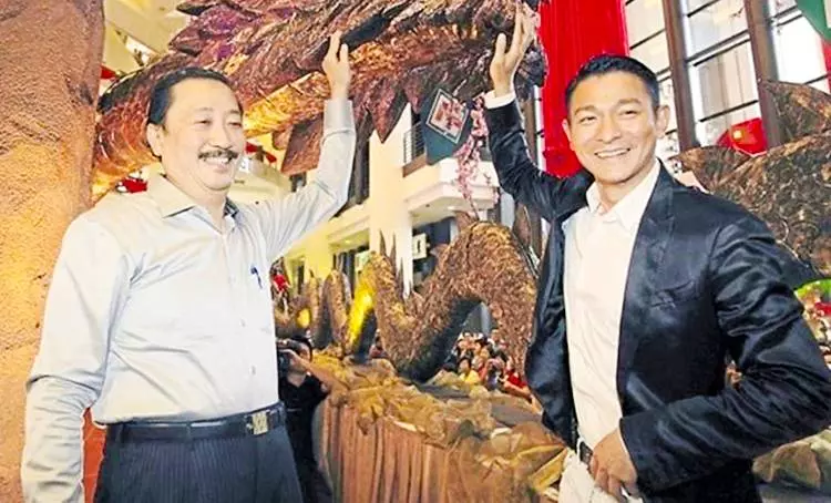 他是僅次於郭鶴年的華人富豪,麥當勞,星巴克、7-11都有他的份,有11個孩子卻要捐出半數身家!!