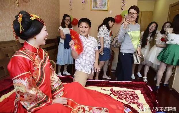 弟弟和小舅子一前一後結婚,紅包都送兩千,收到信息,他把婚離了