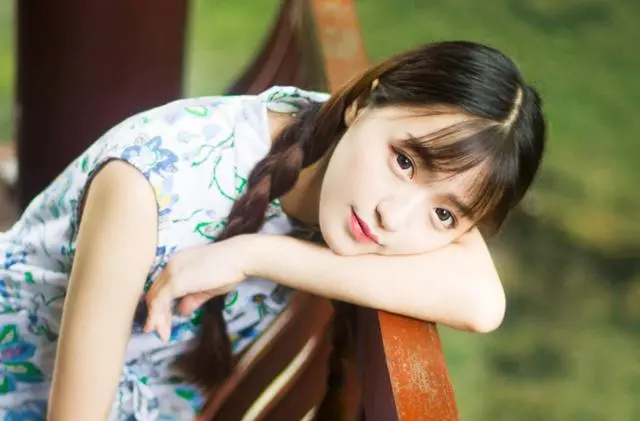女子和丈夫吵架,生氣回娘家,剛走到火車站,看見來人哭紅了眼
