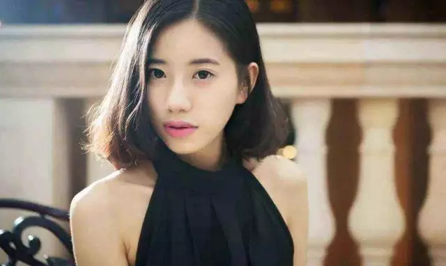 女子和丈夫吵架,生氣回娘家,剛走到火車站,看見來人哭紅了眼