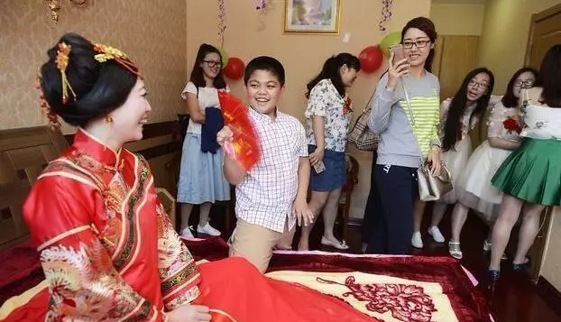 弟弟和小舅子分別結婚,和老婆商量紅包都送兩千,結果卻是這樣