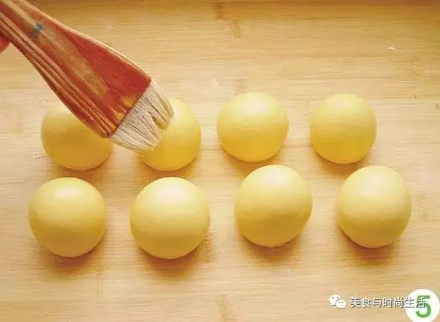 椰蓉南瓜饅頭,南瓜的清甜加上椰蓉的淡淡清香,這樣做出來的饅頭全家都愛吃