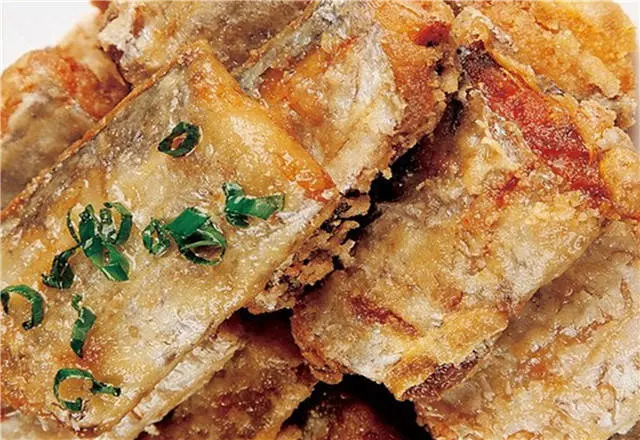 這樣炸出的帶魚,香酥可口,做法卻很簡單,可以試試