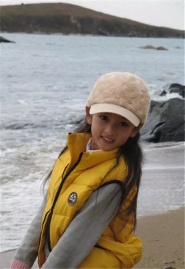 能讓整個娛樂圈都在等她長大,如今長大了,網友:美的不敢直視咩!