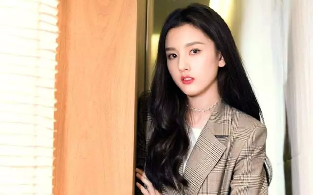 能讓整個娛樂圈都在等她長大,如今長大了,網友:美的不敢直視咩!