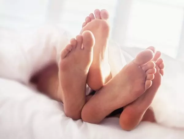 25歲鮮肉叫「黑髮火辣小姐」暗房做全套!員警一來開燈,驚叫「我的媽啊…怎麼是妳!」