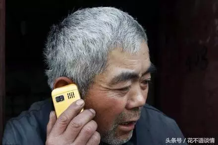 母親去世後,兒子回鄉下接父親來養老,回家推開門後,他淚如雨下