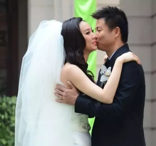 和前妻偶遇她給我發信息要我陪她,我回復一句話女友不久嫁給了我
