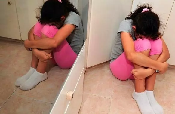 跟前夫離婚我放棄撫養權要房子,半年後前婆婆來送孩子哭紅了眼