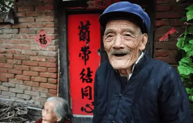 父親不會取錢兒媳幫忙,到家再看餘額,老婆良苦用心讓我熱淚盈眶