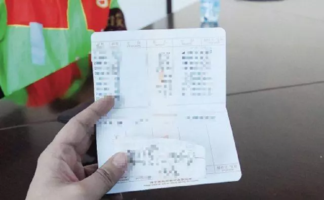父親不會取錢兒媳幫忙,到家再看餘額,老婆良苦用心讓我熱淚盈眶