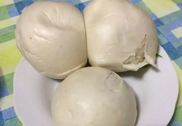 去城裡看望女兒,中午女婿給我吃冷饅頭,門口聽到對話我淚如雨下