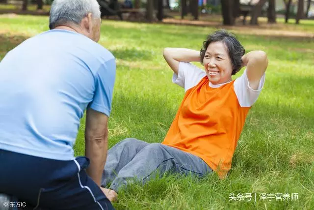 不論男女,若45歲之後這6個動作難不倒你,你有長壽的「體質」