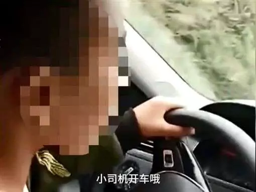9歲童開山路 媽錄影:小司機開車囉