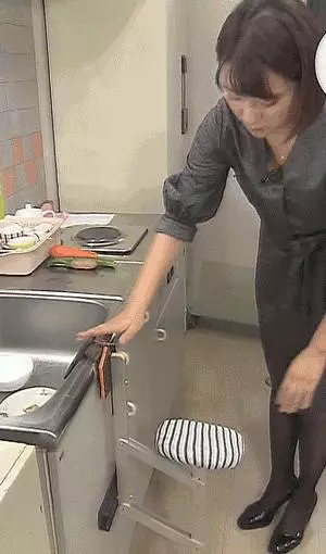 日本女主播為大家試坐椅子 慢慢往下蹲...超猛的畫面讓網友全想歪:實在銷魂