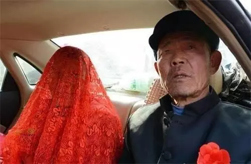 女子被迫嫁給50歲大叔,新婚夜大叔洗澡後,女子傻眼了!