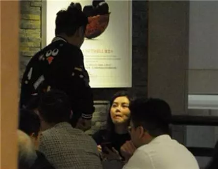 她敗光鐘鎮濤1.5億家產!婚內紅杏出牆,同時交往5個外國男人…如今竟變成這幅模樣!!