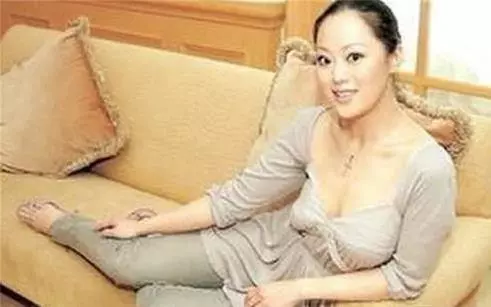 她敗光鐘鎮濤1.5億家產!婚內紅杏出牆,同時交往5個外國男人…如今竟變成這幅模樣!!