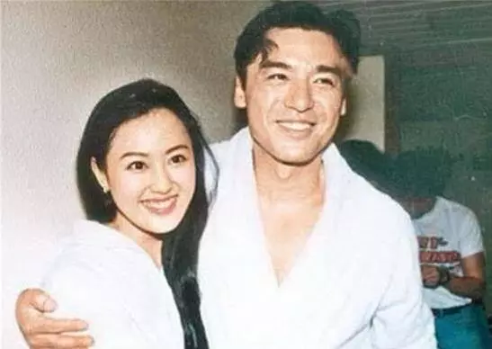 她敗光鐘鎮濤1.5億家產!婚內紅杏出牆,同時交往5個外國男人…如今竟變成這幅模樣!!