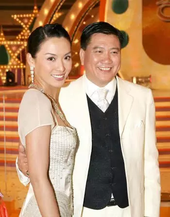 61歲萬梓良一家近照,老婆隱藏了整整16年,兒子顏值一言難盡!