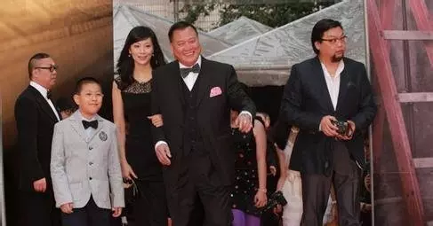 61歲萬梓良一家近照,老婆隱藏了整整16年,兒子顏值一言難盡!