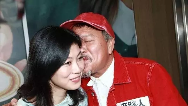 61歲萬梓良一家近照,老婆隱藏了整整16年,兒子顏值一言難盡!