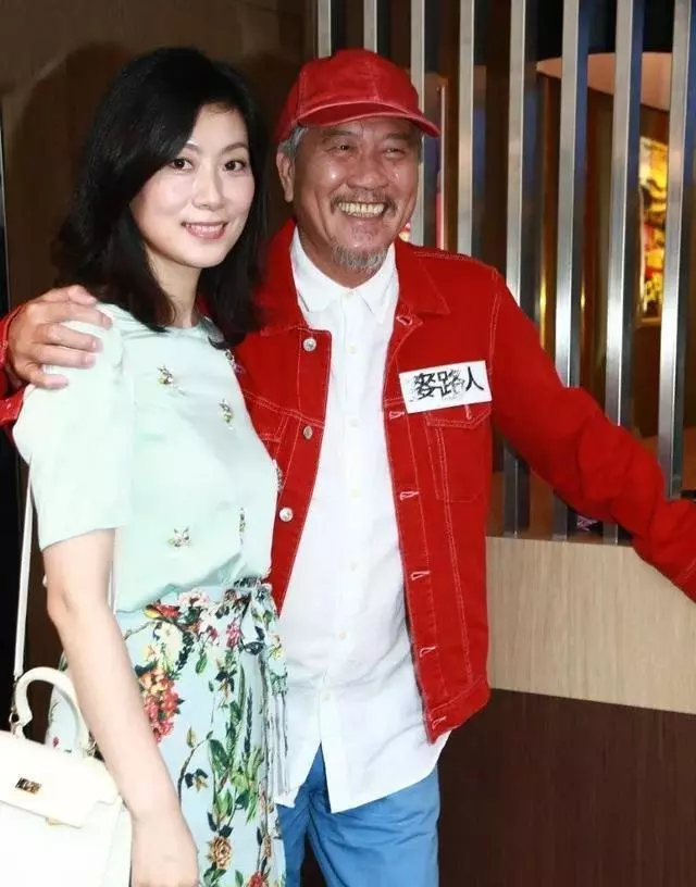 61歲萬梓良一家近照,老婆隱藏了整整16年,兒子顏值一言難盡!