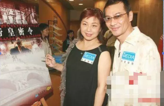 劉德華雙胞胎弟弟現身街頭,跟華仔相似度高達99%,網友:以為是華仔本尊!